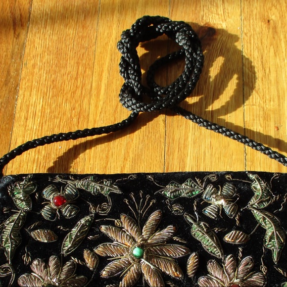 Embroidered velvet vintage shoulder bag (50-60’s) - Picture 3 of 4